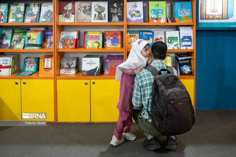 عکس دریافتی از خبرگزاری ایرنا از انتشارات مدرسه در نمایشگاه کتاب 1404